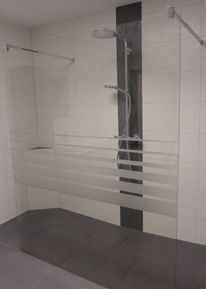 Walk-In-Dusche mit Sandstrahlung - Duschabtrennung oder Duschwand aus Glas - Glaserei Gassewitz in Oldenburg