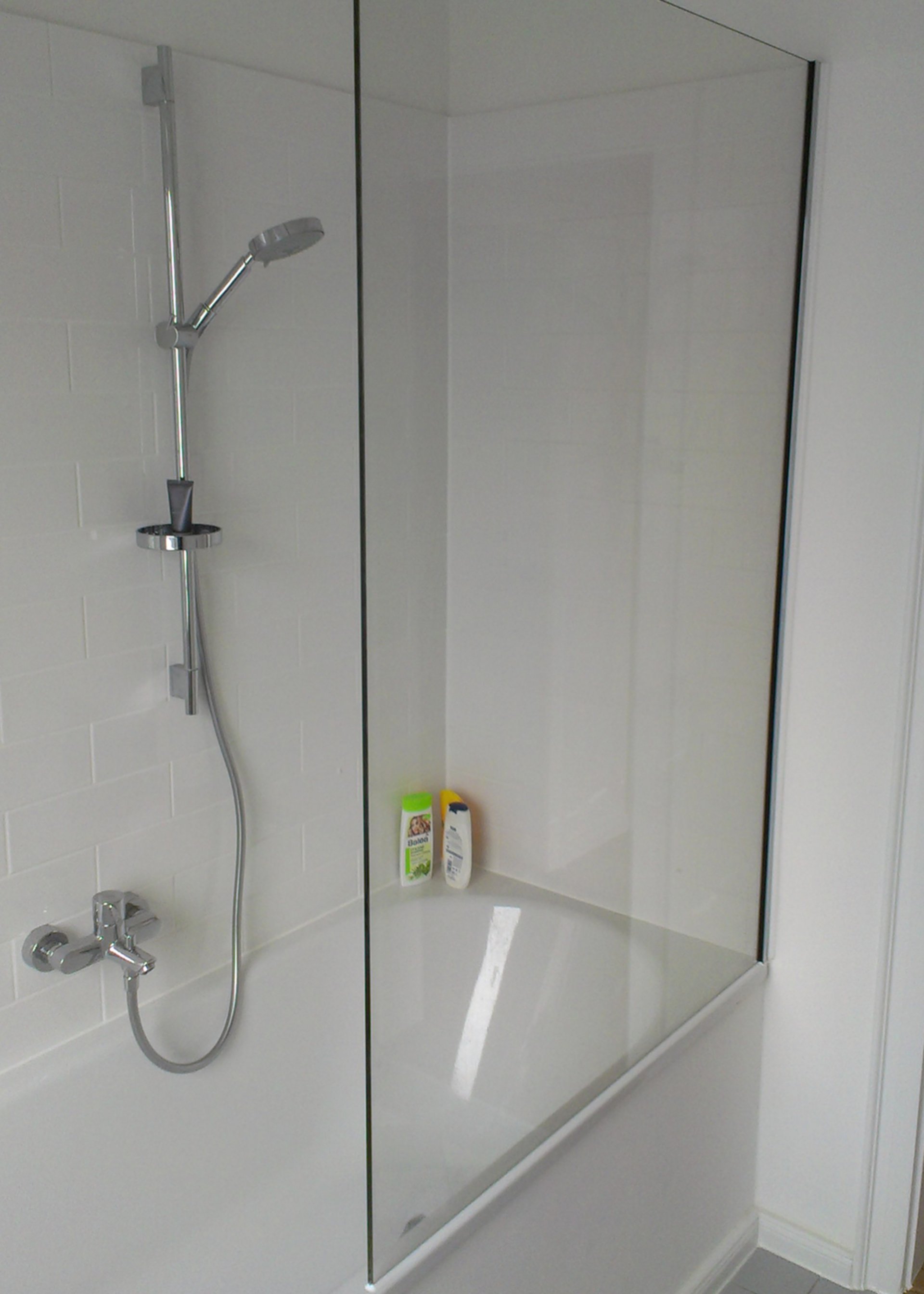 Badewannenaufsatz mit Wandprofil - Duschabtrennung oder Duschwand aus Glas - Glaserei Gassewitz in Oldenburg