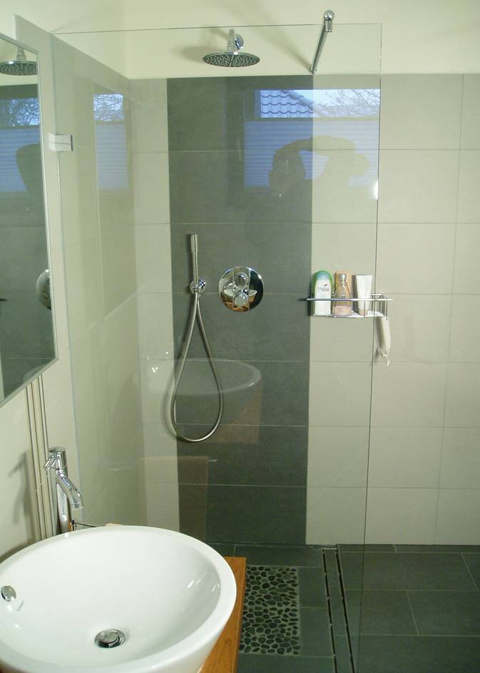 Walk-In-Dusche mit Stabi-Stange - Duschabtrennung oder Duschwand aus Glas - Glaserei Gassewitz in Oldenburg