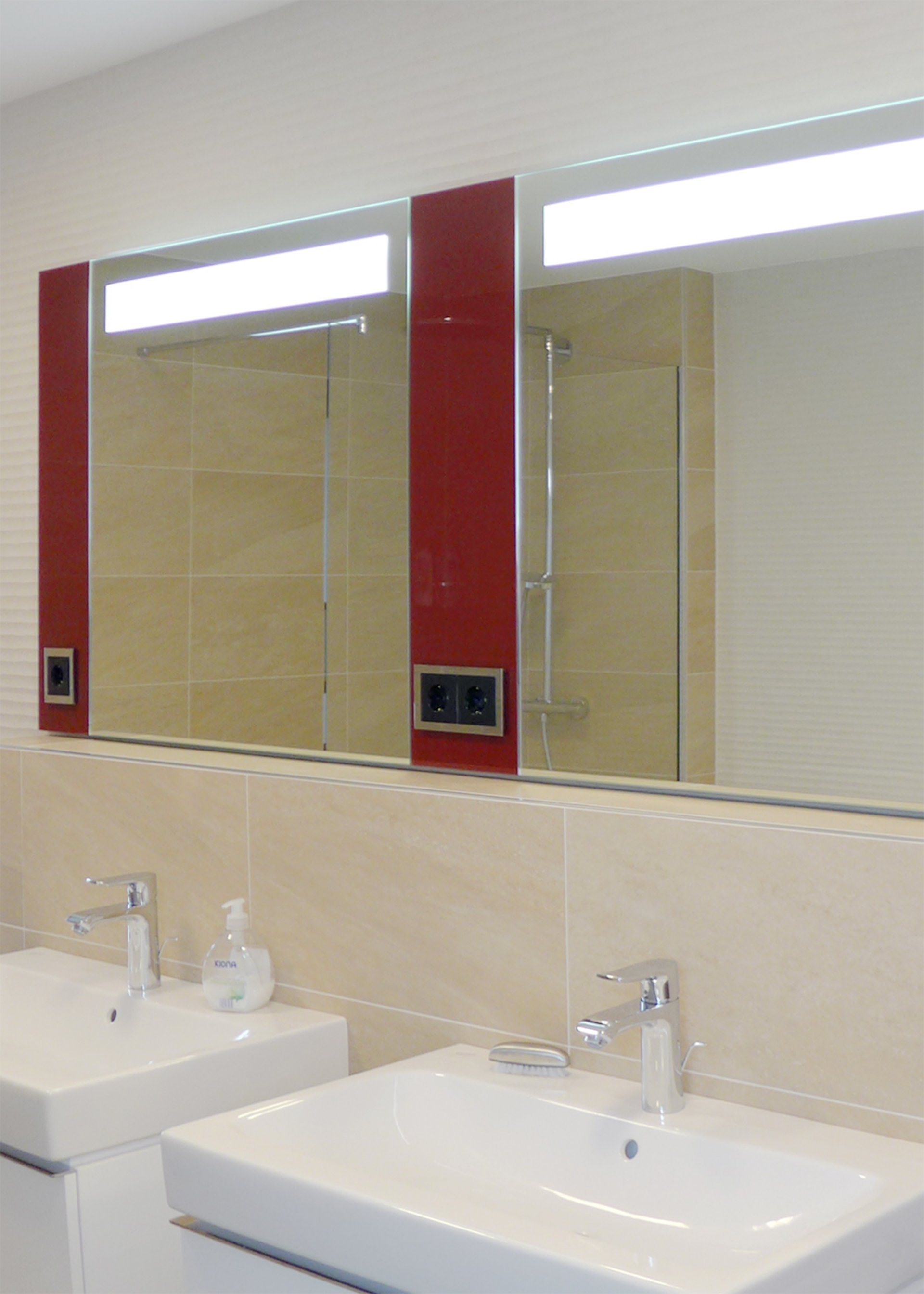 Spiegelwand mit Licht und Lacobel Spiegelwand mit Licht und Lacobel