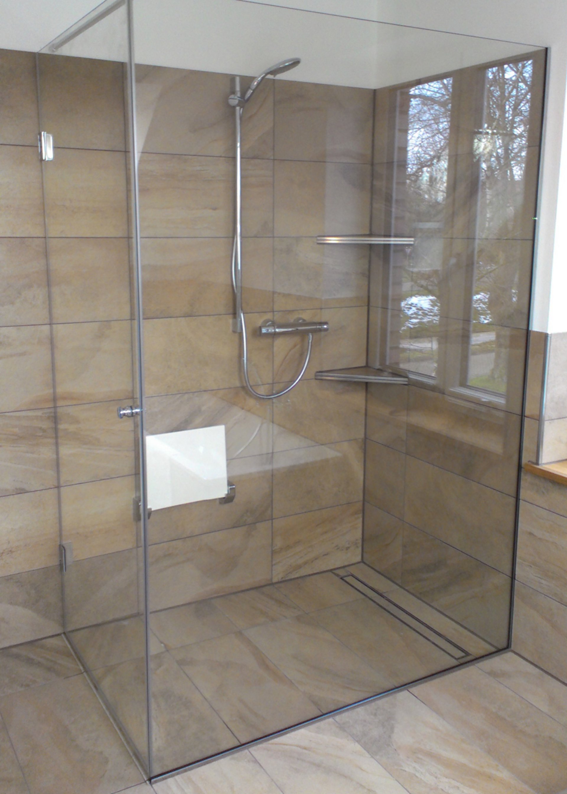 Eckdusche in der Wand eingelassen - Duschkabinen aus Glas - Glaserei Gassewitz in Oldenburg