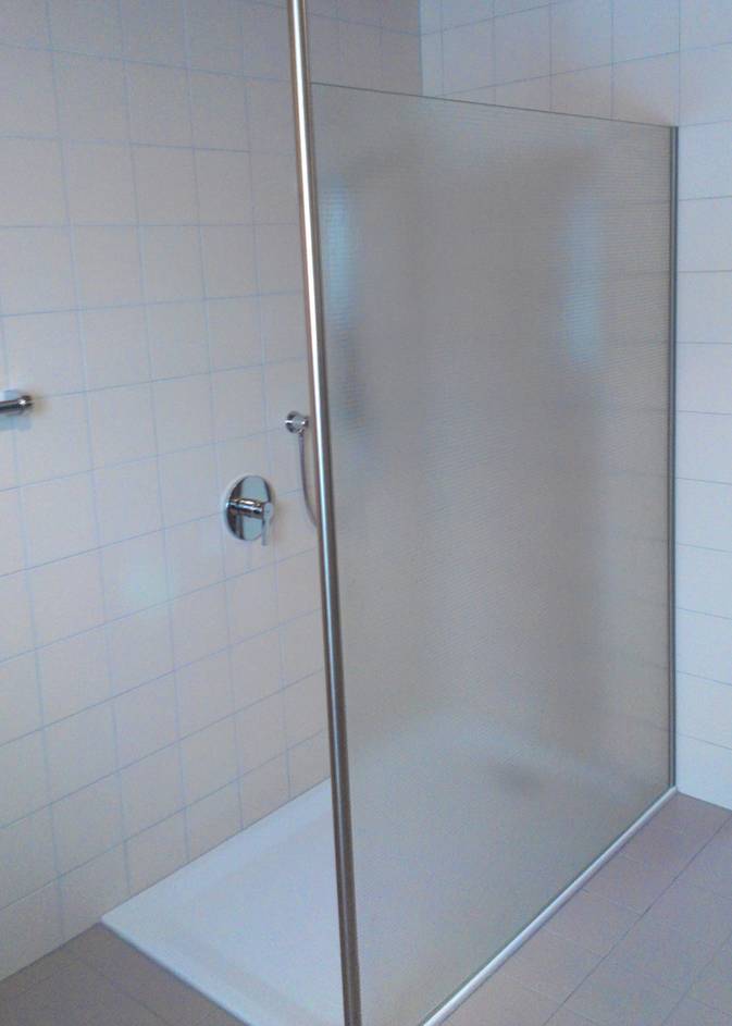 Walk-In-Dusche mit Ornamentglas - Duschabtrennung oder Duschwand aus Glas - Glaserei Gassewitz in Oldenburg