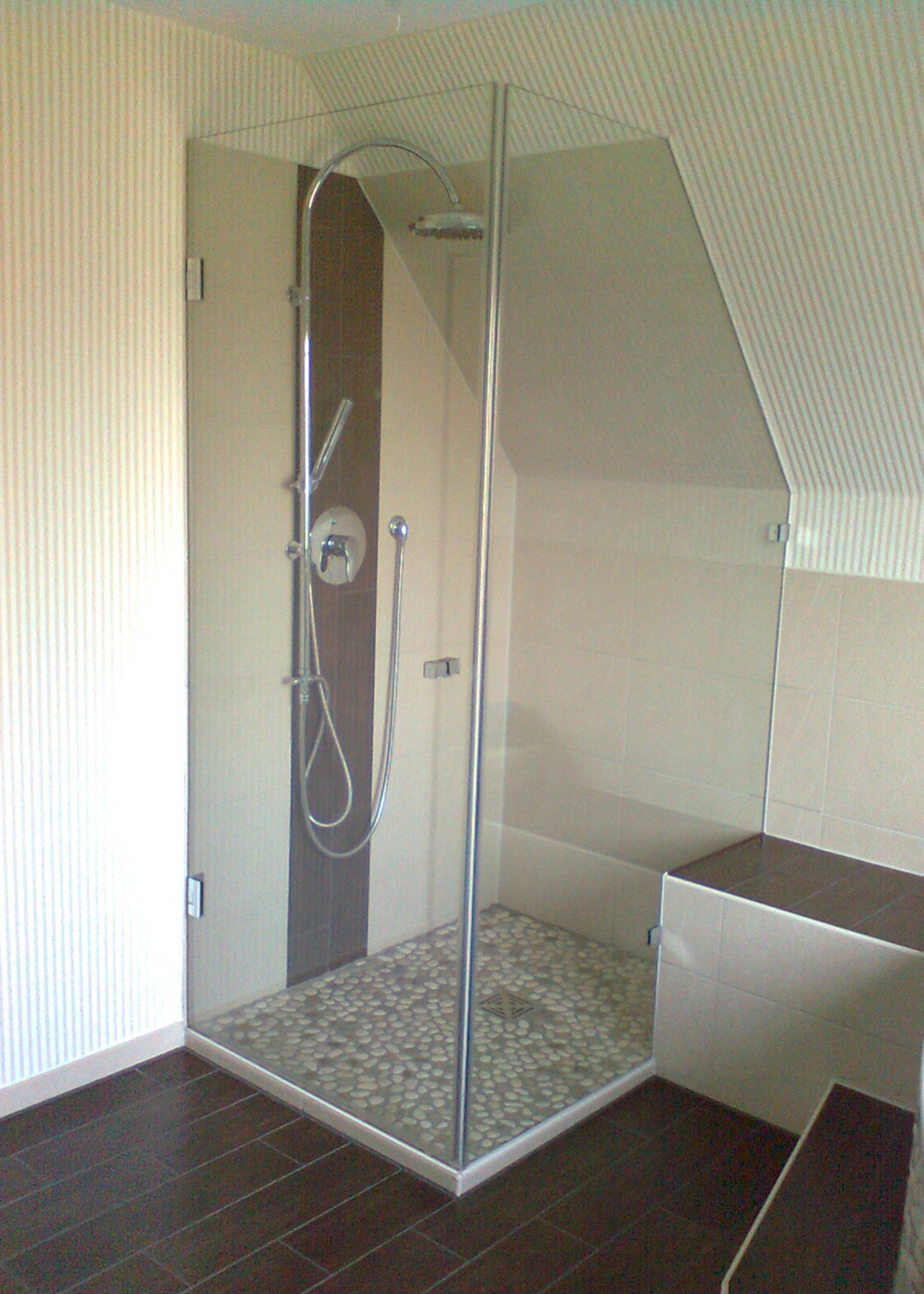 Eckdusche in Dachschräge - Duschkabinen aus Glas - Glaserei Gassewitz in Oldenburg