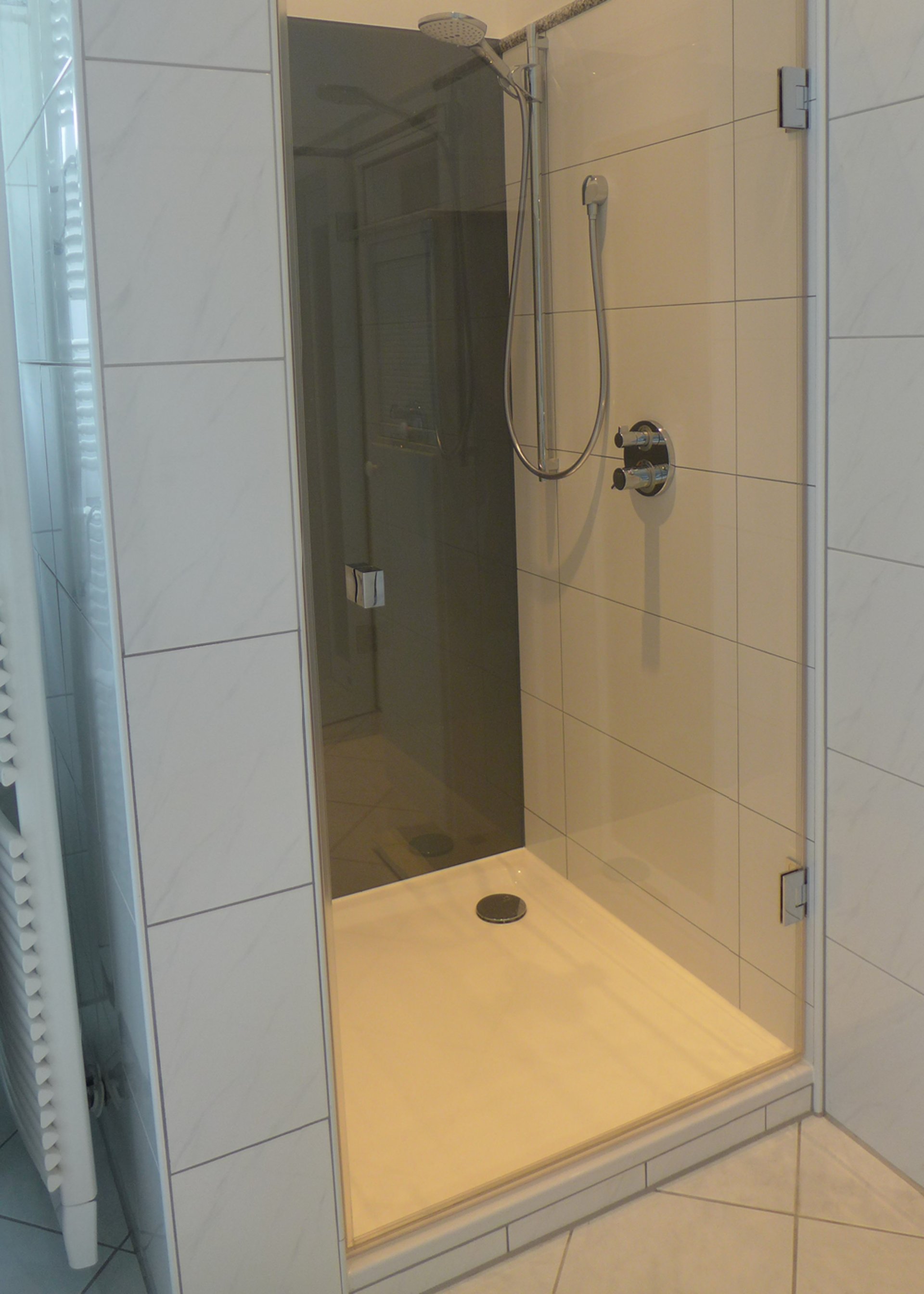 Glasrückwand einfarbig in dunkelbraun - Duschtüren aus Glas - Glaserei Gassewitz in Oldenburg