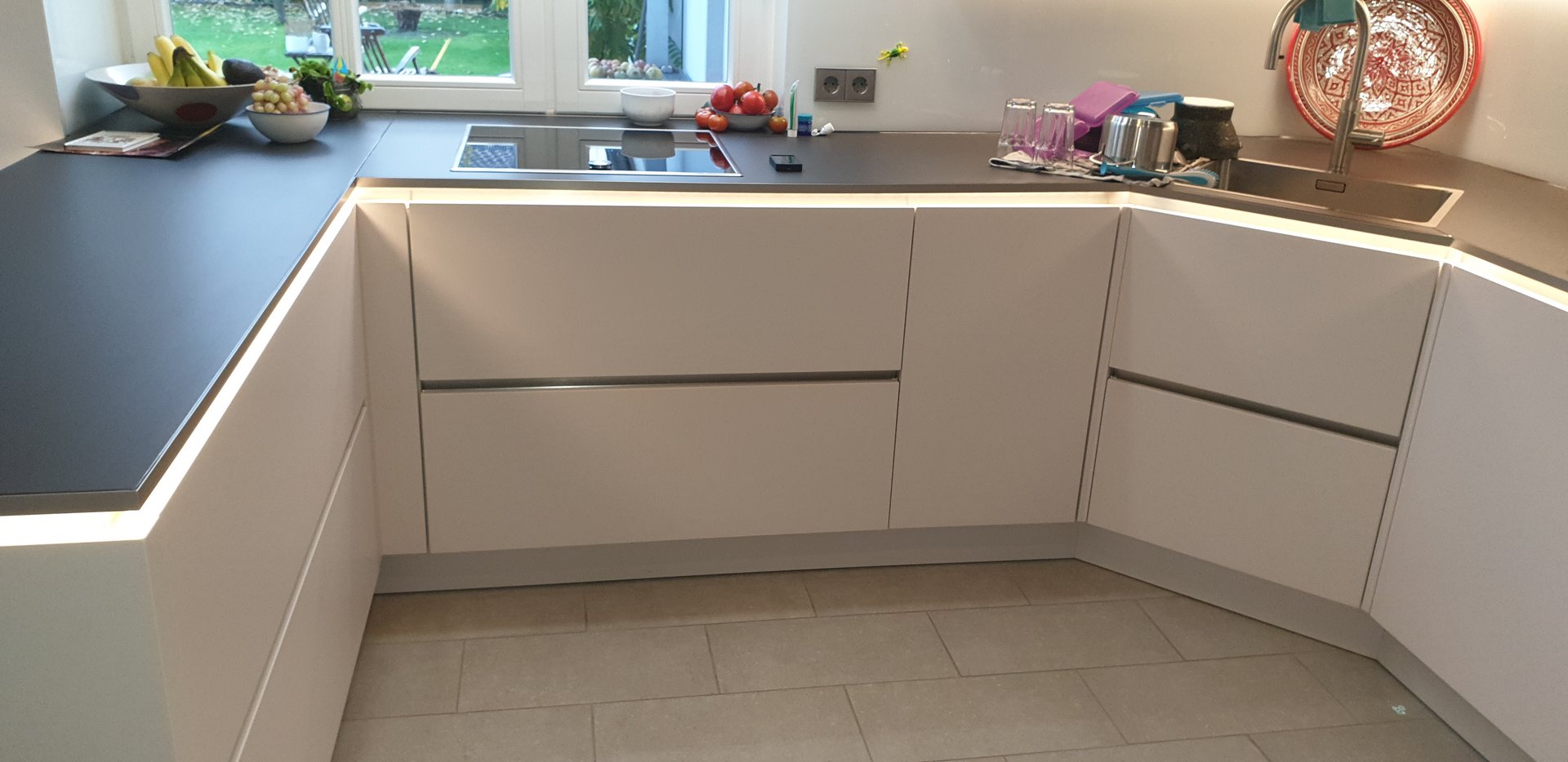 Arbeitsplatte aus Laminam mit Kantenlicht