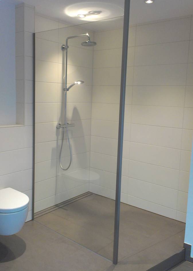 Walk-In-Dusche mit Stabi-Pfosten - Duschabtrennung oder Duschwand aus Glas - Glaserei Gassewitz in Oldenburg