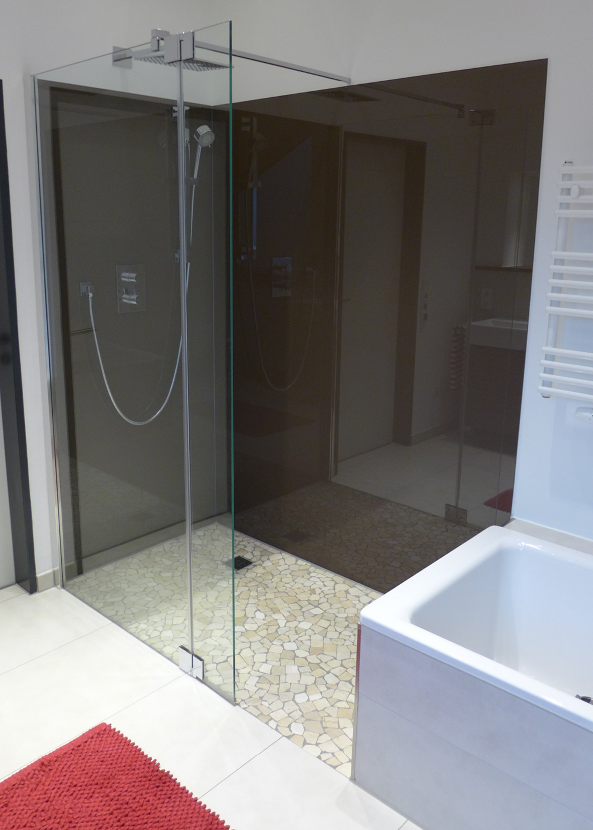 Glasrückwand einfarbig dunkelbraun - Duschabtrennung oder Duschwand aus Glas - Glaserei Gassewitz in Oldenburg