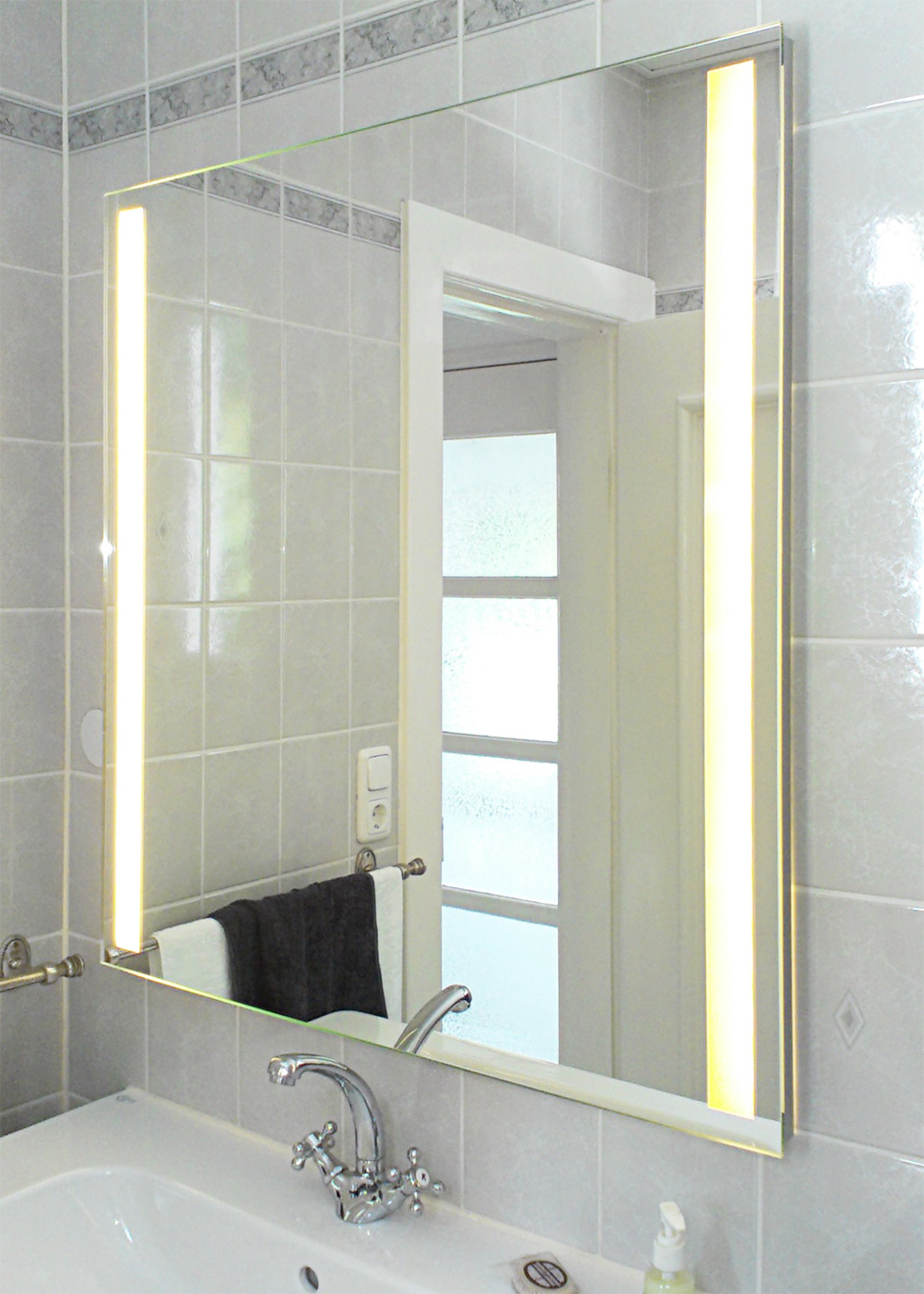 Spiegel mit Flächenlicht senkrecht Spiegel mit Flächenlicht senkrecht
