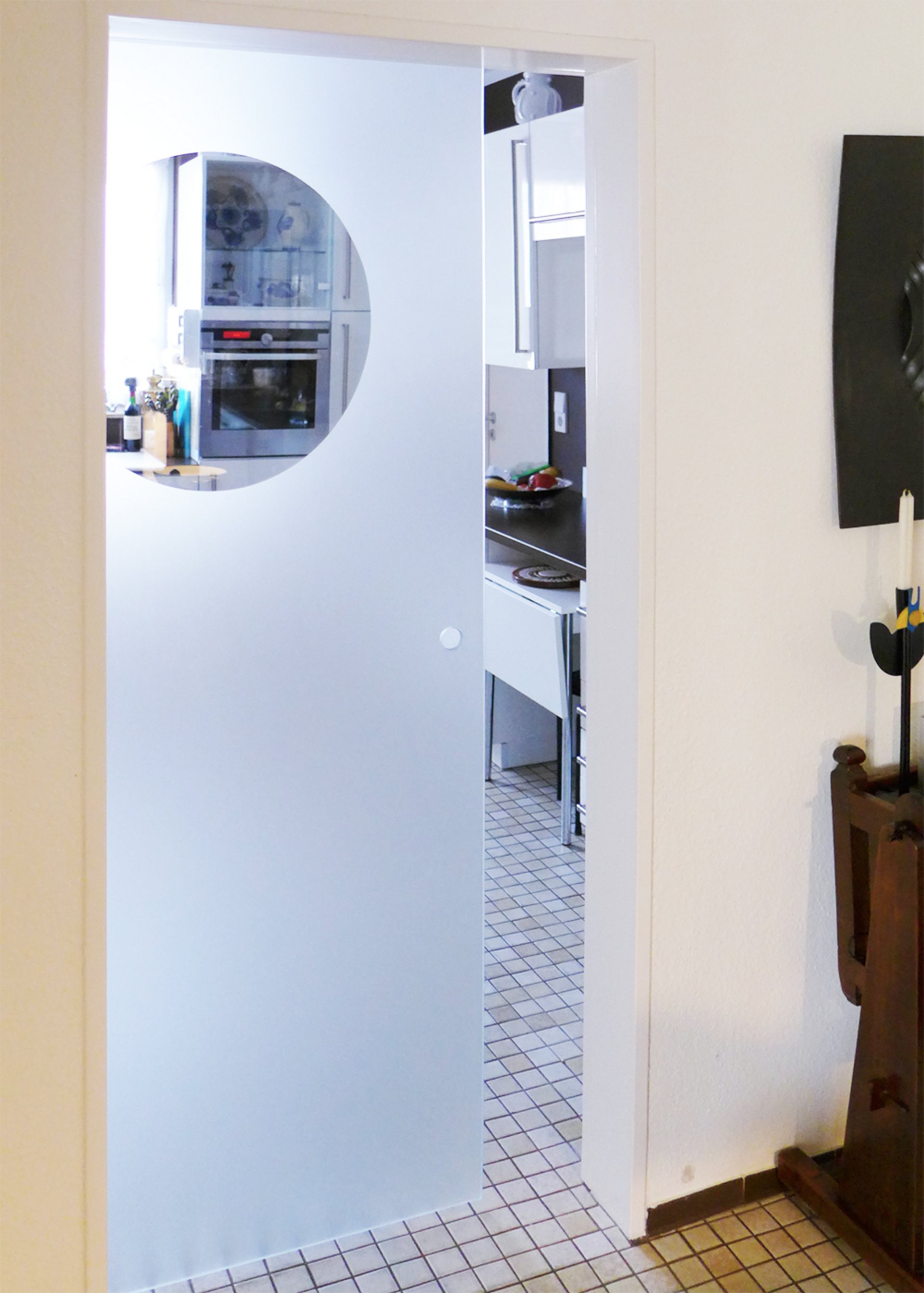 Schiebetür mit Bullaugensandstrahlung