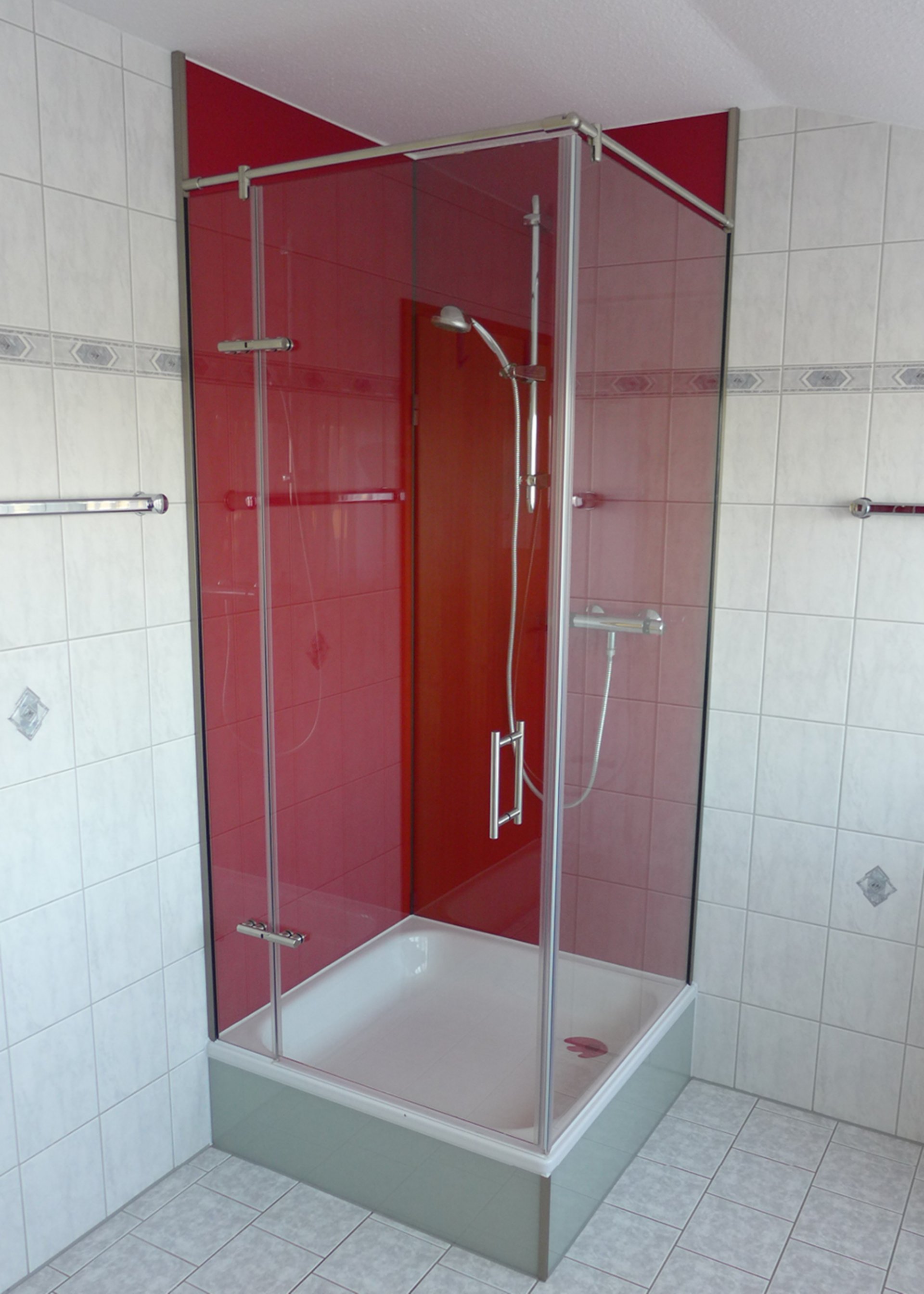 Glasrückwand in einfarbig rot - Duschkabinen aus Glas - Glaserei Gassewitz in Oldenburg