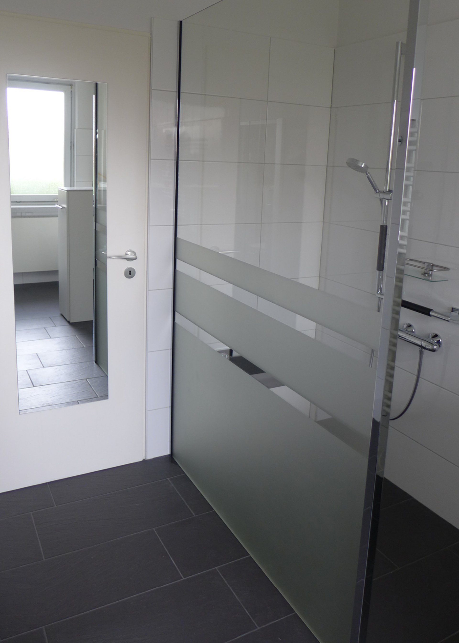 Walk-In-Dusche mit Sandstrahlung - Duschabtrennung oder Duschwand aus Glas - Glaserei Gassewitz in Oldenburg